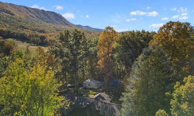Hendersonville Casa | Spacious 4BR Compound w/ 2 Cottages | Near Trails