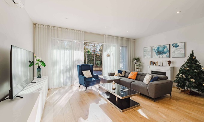 Brighton East Casa | Spacious 4BR Designer Home in Prime Brighton East