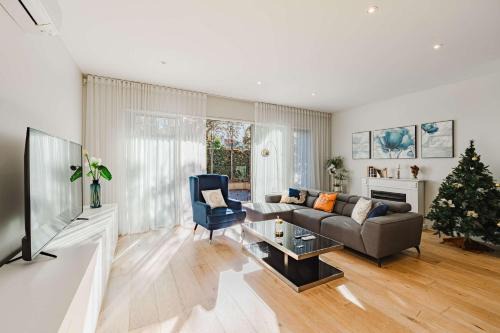 Brighton East Casa | Spacious 4BR Designer Home in Prime Brighton East