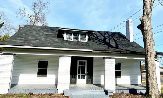 Clanton Casa | Large Spacious Newly Remodeled Home Near Downtown