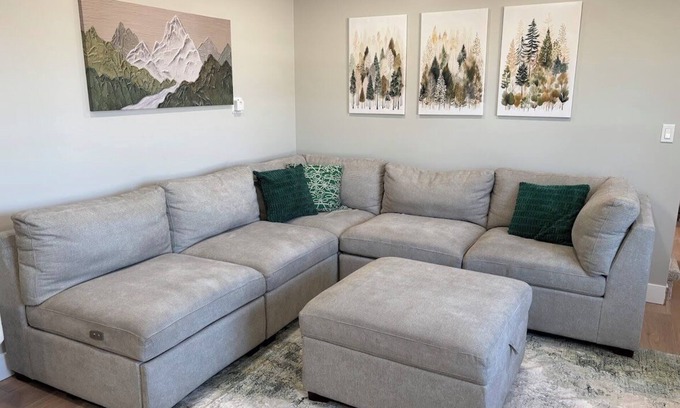 Sandy Casa | Spacious 4BR Family Home – Ski & City Access