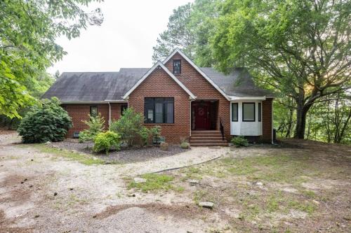 Stevensville Casa | Spacious 4BR Getaway w Games Pier Firepit