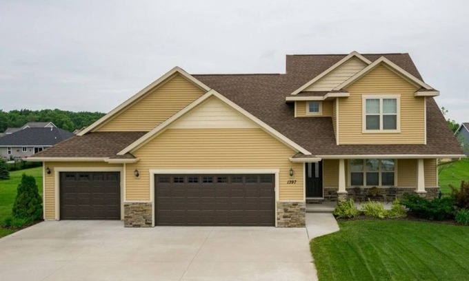 De Pere Casa | Spacious 4BR Home Near NFL Draft – 5.7 Miles from Lambeau!
