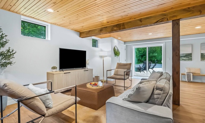 East Durham Casa | Spacious 4BR - Hot Tub - Tennis Court - Pond
