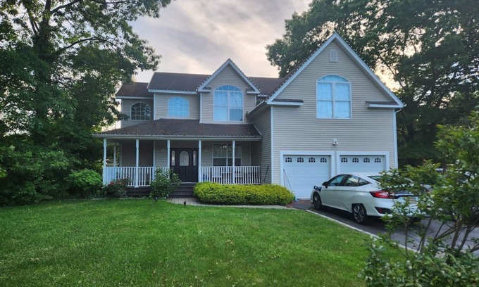 Ronkonkoma Casa | Spacious 4BR house Ronkonkoma, NY. Central AC, WiFi...heated pool, many extras