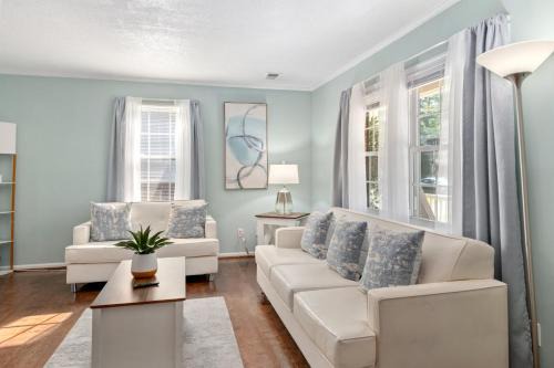 North Raleigh Casa | Spacious 4BR House Sleeps 9 Outdoor Lounge with Fire Pit plus Games