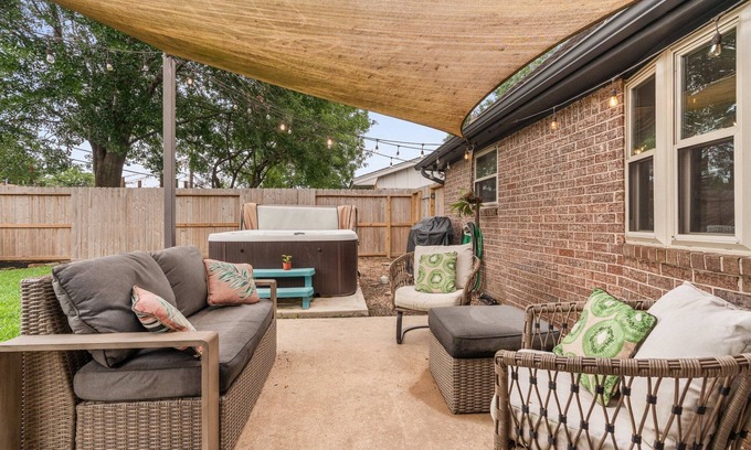 Garden Oaks Casa | Spacious 4BR Houston Retreat w/Hot Tub!