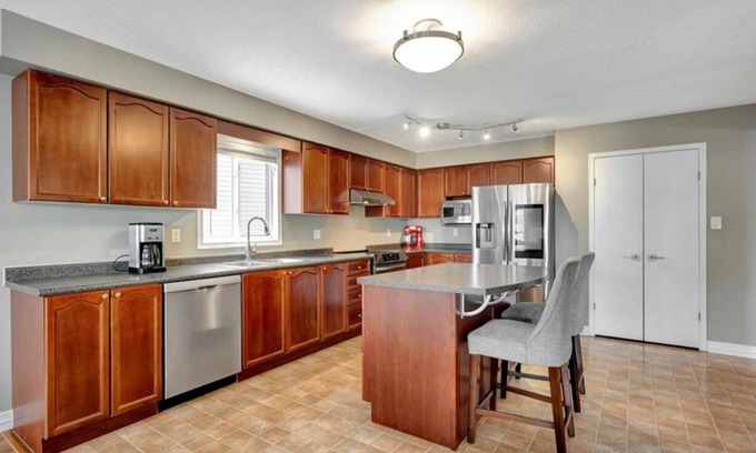 Waterloo Casa | Spacious 4BR | Private Backyard | Prime Location In Waterloo
