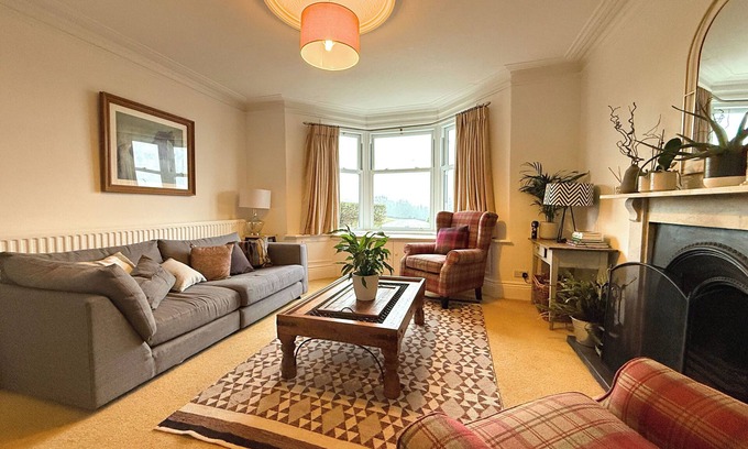 Dronfield Casa | Spacious 4BR Retreat for 8