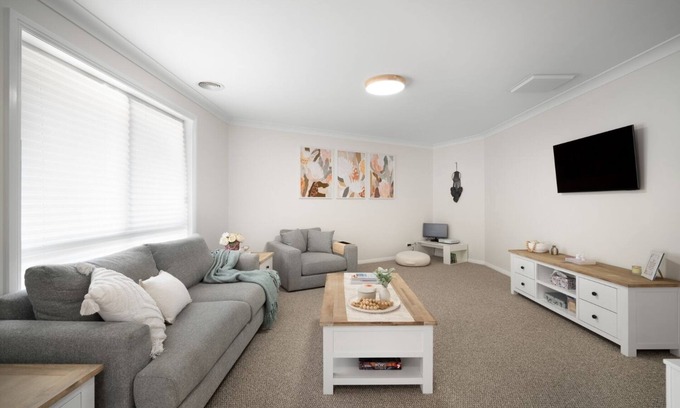 Tatton Casa | Spacious 4BR Retreat in Ideal Suburb of Tatton - Pet Friendly