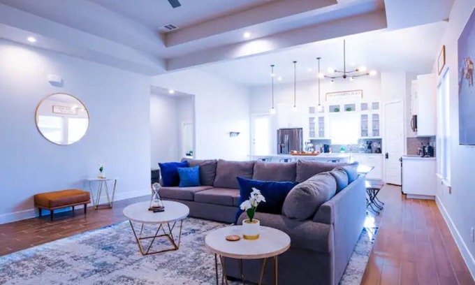 Cedar Crest Casa | Spacious 4BR Retreat Near Downtown, Bishop Arts & Dallas Zoo