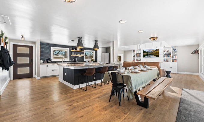 Littleton Apartamento | Spacious 4BR Retreat w/ Hot Tub, Game Room & Chef’s Kitchen