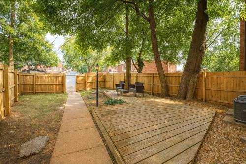 Soulard Apartamento | Spacious 4BR Soulard Duplex with Patio & Parking