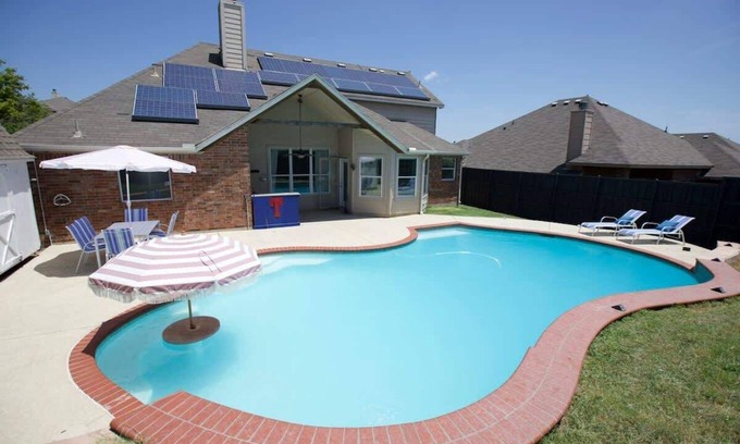 Royse City Casa | Charming 4-bedroom house in Royse City with salt water pool, sleep 10