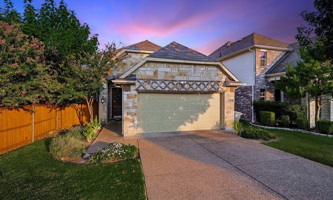 Dallas Casa | Spacious 5-BD/3-BA Forest View Getaway (Sleeps 13)