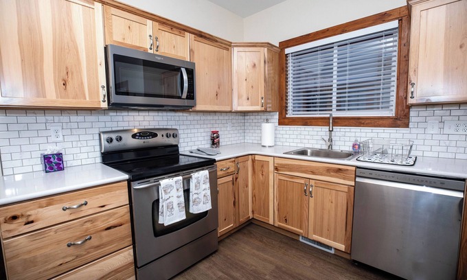 Cedar Rapids Casa | Spacious 5 BDR, 2.5 BATH - Updated & Prime! Lots of Parking! Sleeps up to 16!