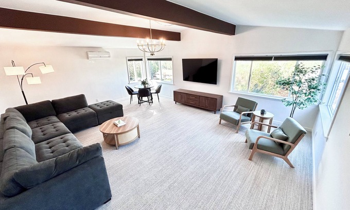 East Wenatchee Casa | Spacious 5-bdrm home in Wenatchee, Mountain View, hot tub, fire pit, arcade room