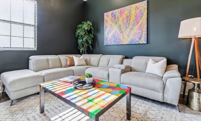 West Riverside Casa | Spacious 5 Bed / 3 Bath Near St. Charles!
