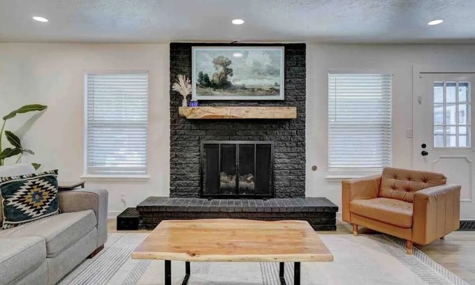 Norman Casa | Spacious 5-Bed by OU Campus – Modern, Fully Renovated, Game Day Ready!