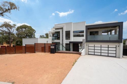 Giralang Casa | Spacious 5-Bed Family Home in Giralang
