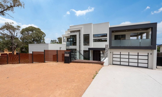 Giralang Casa | Spacious 5-Bed Family Home in Giralang