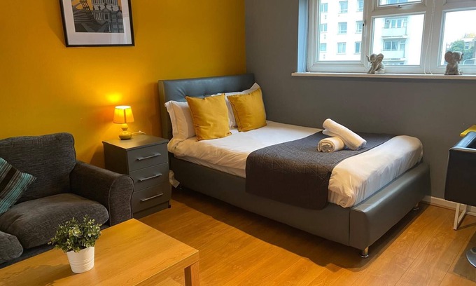Wolverhampton Casa | Spacious 5 BED Modern Getaway | Ideal for Work & Leisure Groups - Free Parking!