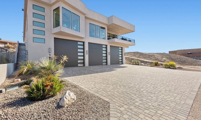 Lake Havasu City Casa | Spacious 5-bedroom 5 bathroom estate with beautiful Lake view and private pool