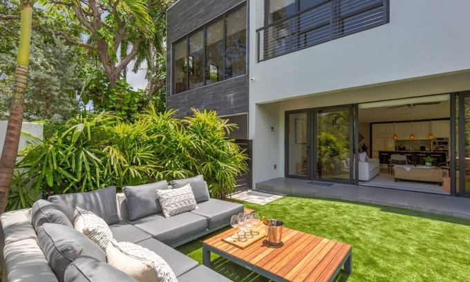 Colee Hammock Casa | Spacious 5-bedroom Modern Mansion in las olas Fort Lauderdale/sleeps 12