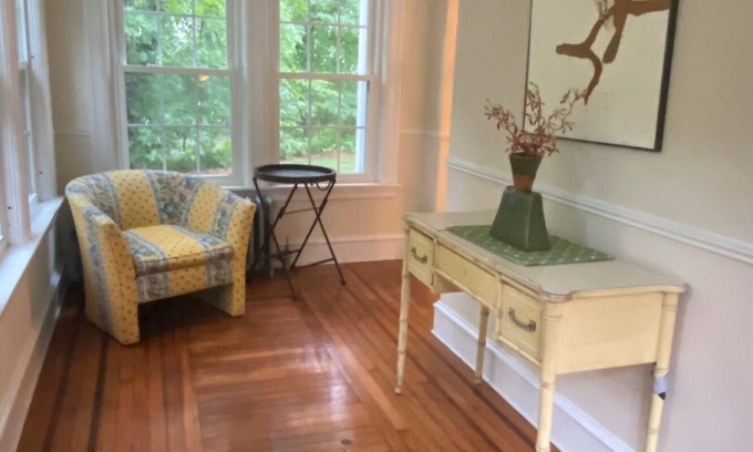 Kingston Casa | Spacious 5-bedroom house in charming South Kingstown with WiFi, AC