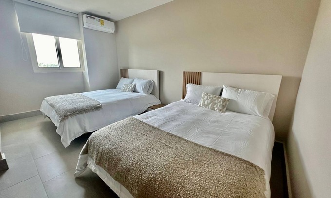Maria Chiquita Apartamento | Spacious 5-bedroom apartment in playa escondida