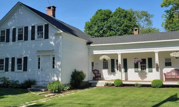 Arlington Casa | Spacious 5 Bedroom Hot Home Game Room Patio Fire Pit Yard Ski Bromley Stratton