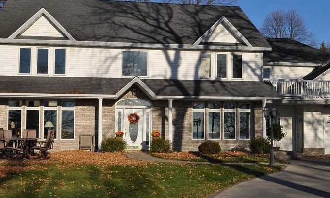 Detroit Lakes Casa | Spacious 5-bedroom house in terrific Detroit Lakes with WiFi, AC on Detroit lake