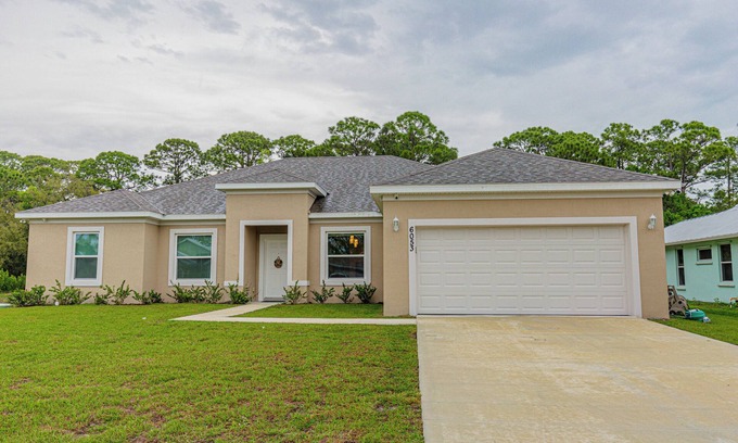 White City Casa | Spacious 5-bedroom house in enchanting Port St. Lucie with WiFi, AC