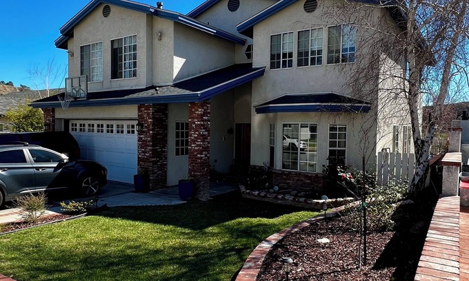 Santa Clarita Casa | Spacious 5-bedroom house in marvelous Santa Clarita with spectacular view.