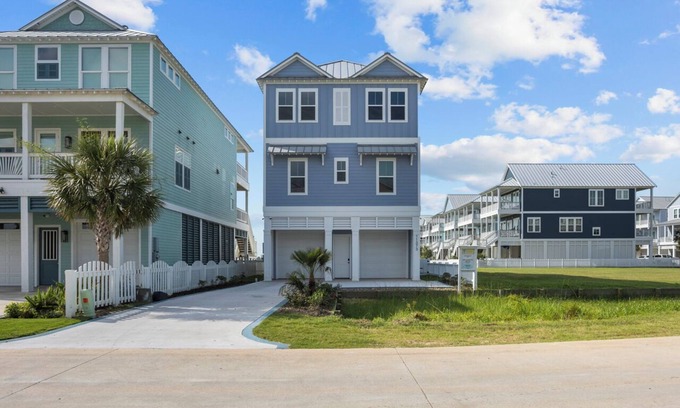 Beachside Village Casa | Spacious 5-bedroom, 5 Bath house with Amazing Ocean Views