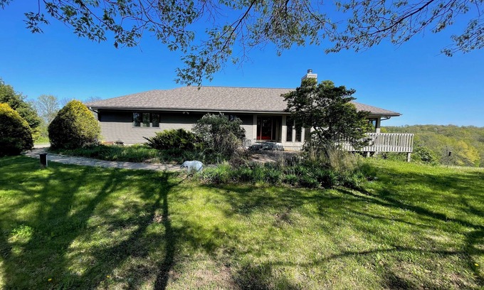 Verona Casa | Spacious 5-bedroom 80 acres family farm retreat with AC, WiFi in rural Verona
