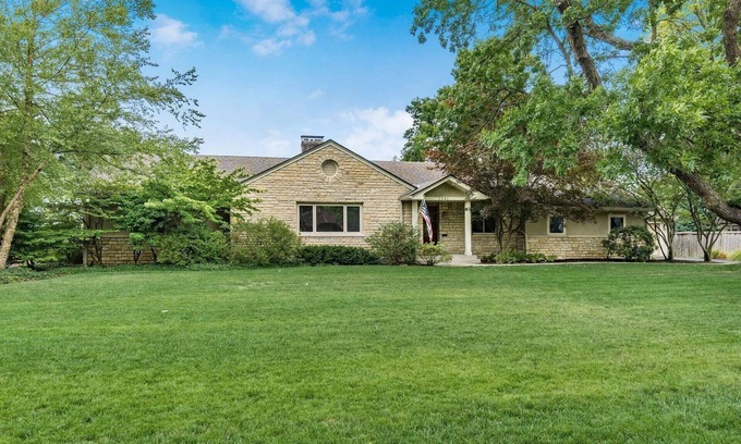 Upper Arlington Casa | Spacious 5-bedroom and 5 bathroom house in Upper Arlington's Canterbury area.
