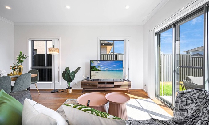 West Hoxton Casa | Spacious 5-bedroom building with AC, WiFi in lovely Austral