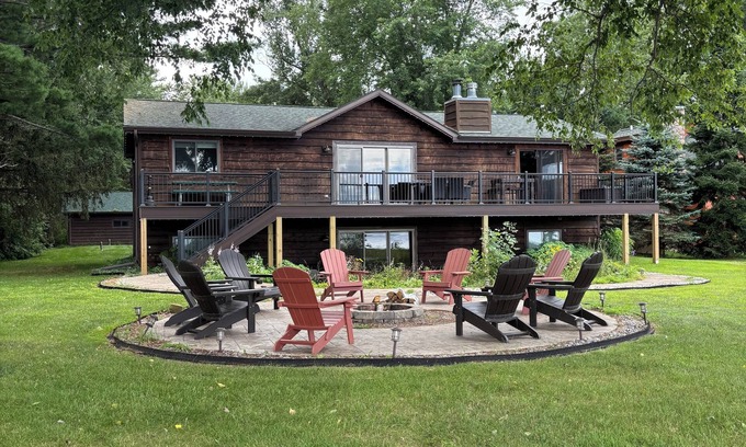Necedah Casa | Spacious 5 Bedroom Castle Rock Lake Front Home