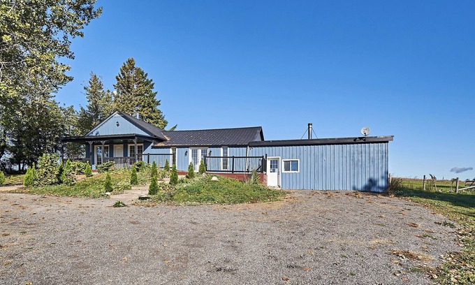 Clarington Otro | Spacious 5-bedroom farmhouse in charming Kendal, surrounded by farmlands.