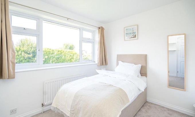 Wolverhampton Casa | Spacious 5 Bedroom House - Sleeps 7 - 3-Car Driveway - Work - Leisure