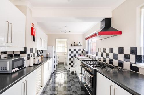 Wolverhampton Casa | Spacious 5 bedroom, 2 Living Room, Games Room
