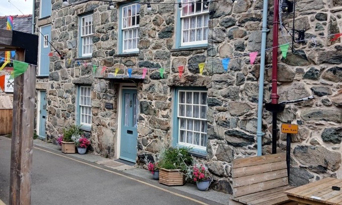 Dolgellau Casa | Spacious 5 bedroom house, nestled at the base of Cadair Idris mountain range.