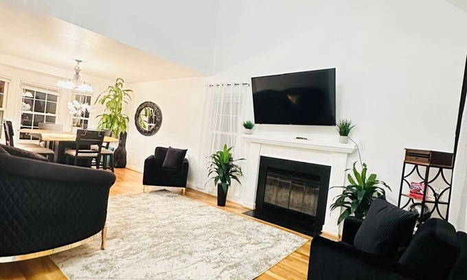 Groveton Casa | Spacious 5-bedroom house in brilliant Alexandria with fitness room, WiFi