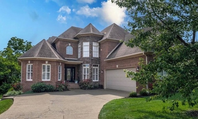 Buechel Casa | Spacious 5-bedroom house in Walking Distance to Restaurants