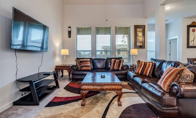 Hutto Casa | Spacious 5-bedroom house in delightful Round Rock with high speed WiFi,