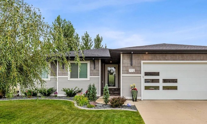 Fargo Casa | Spacious 5-bedroom house in charming West Fargo with AC, WiFi