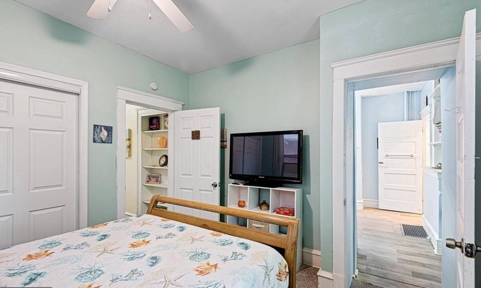 Wilmington Casa | Spacious 5-bedroom house with 1King + 4queen beds in lovely Wilmington