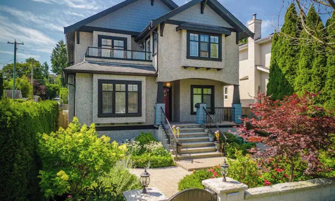 Dunbar Casa | Spacious 5-bedroom house in fabulous Vancouver, Sleeps 9+1