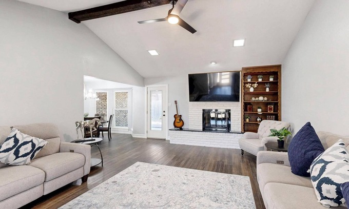 Southwest Arlington Casa | Spacious 5-bedroom house with WiFi and AC in fabulous Arlington